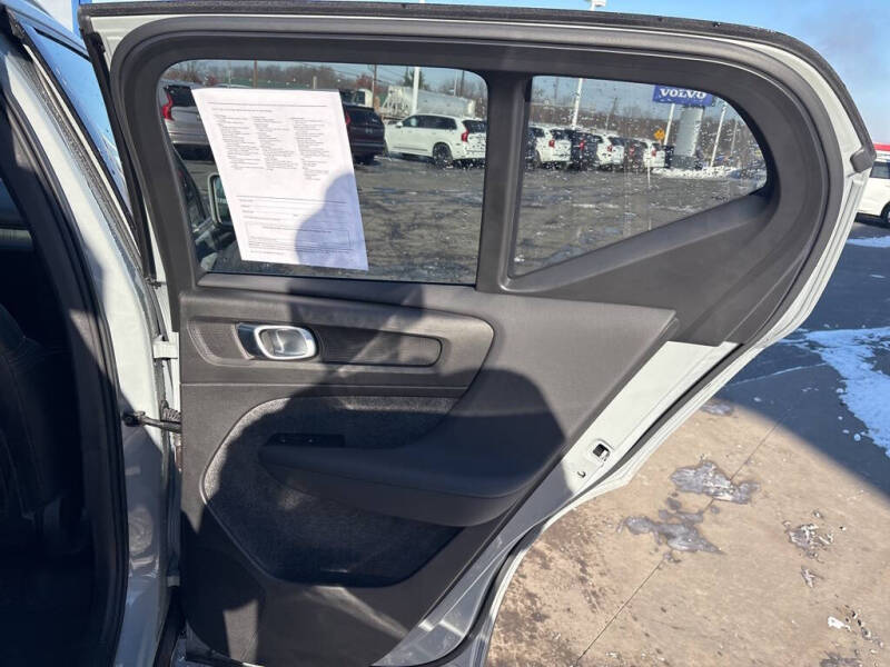 2025 Volvo XC40 B5 Plus Bright Theme