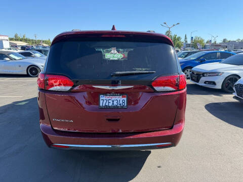 2017 Chrysler Pacifica Touring-L