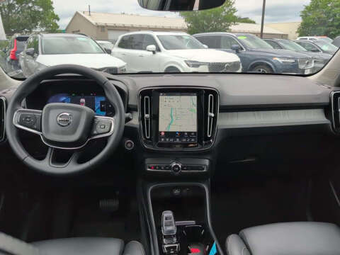2024 Volvo XC40 B5 Plus Dark Theme