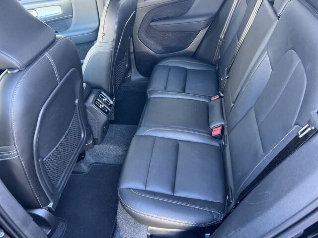 2025 Volvo XC40 B5 Core Bright Theme