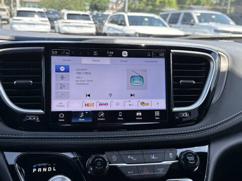 2027 Chrysler Pacifica Select