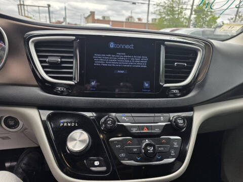 2017 Chrysler Pacifica Touring-L