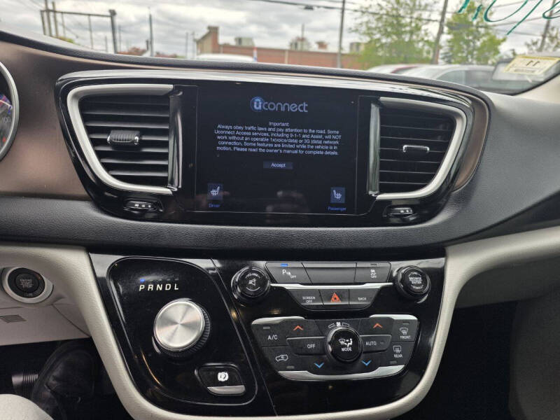 2017 Chrysler Pacifica Touring-L