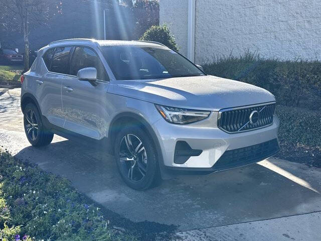 2025 Volvo XC40 B5 Core Bright Theme