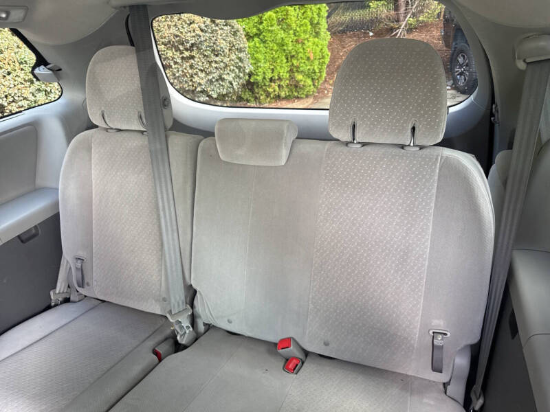 2015 Toyota Sienna LE 7-Passenger Auto Access Seat
