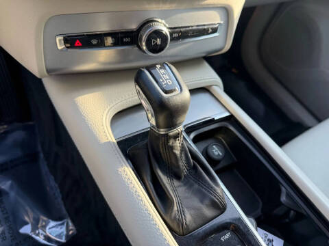 2017 Volvo XC90 T6 Momentum