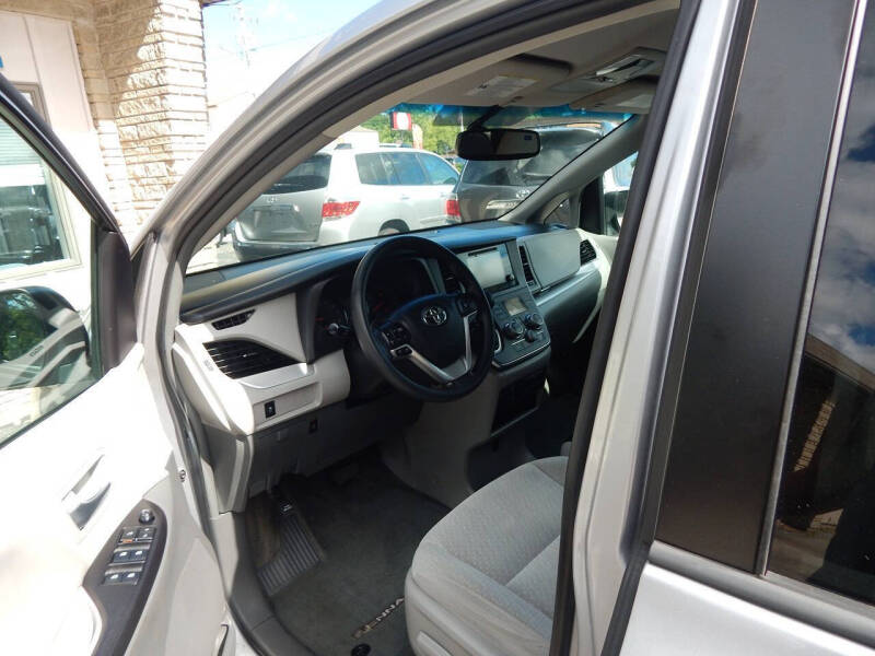 2017 Toyota Sienna LE 8-Passenger
