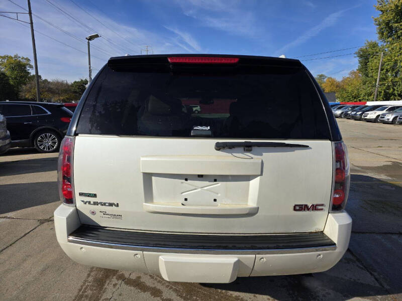 2011 GMC Yukon Denali photo 4