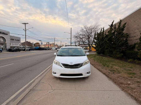 2013 Toyota Sienna XLE 8-Passenger