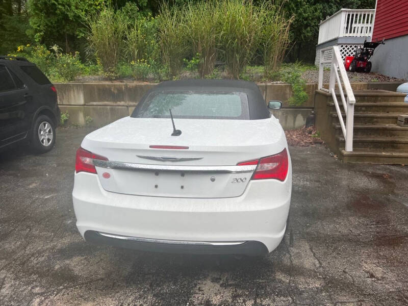 2011 Chrysler 200 Touring photo 4