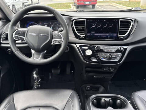 2025 Chrysler Pacifica Select