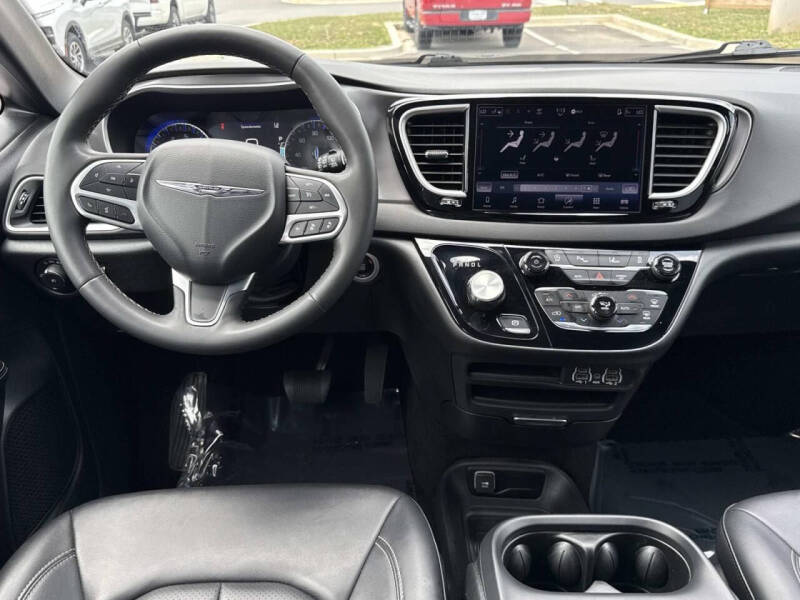 2025 Chrysler Pacifica Select
