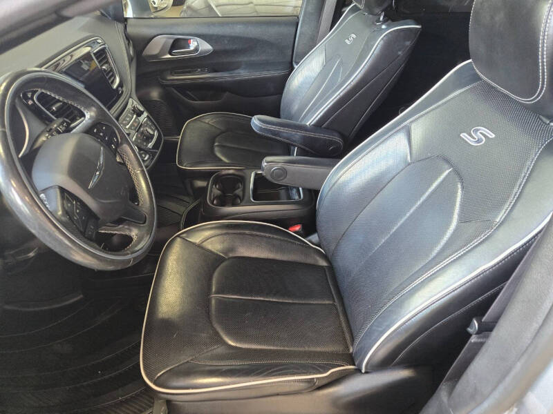 2020 Chrysler Pacifica Limited Red S