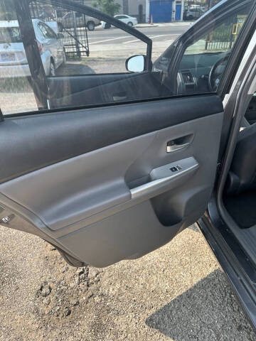 2014 Toyota Prius v Five