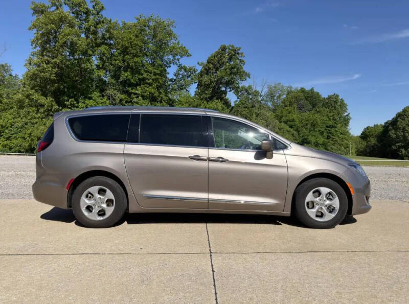 2017 Chrysler Pacifica Touring-L Plus
