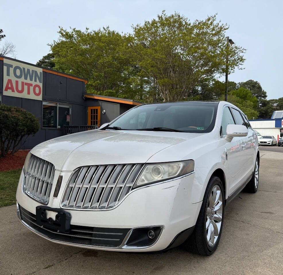White 2010 Lincoln MKT Base 4dr Crossover 1
