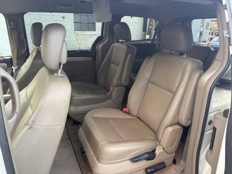 2012 Volkswagen Routan SE
