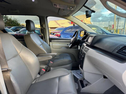 2011 Volkswagen Routan SE