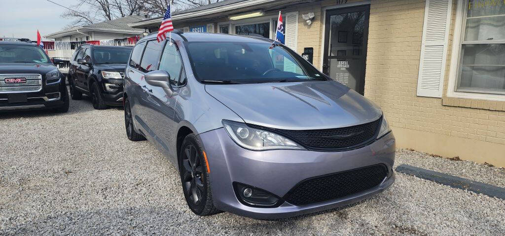 2018 Chrysler Pacifica for sale at ESELL AUTO SALES in Cahokia, IL