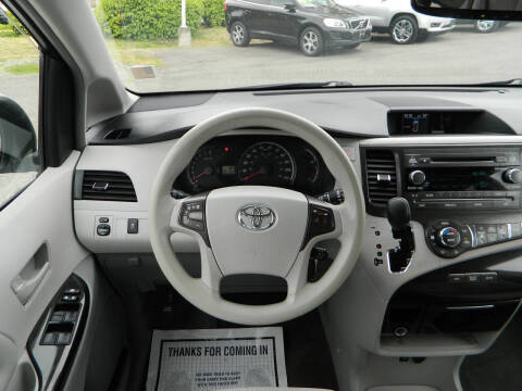 2013 Toyota Sienna LE 8-Passenger