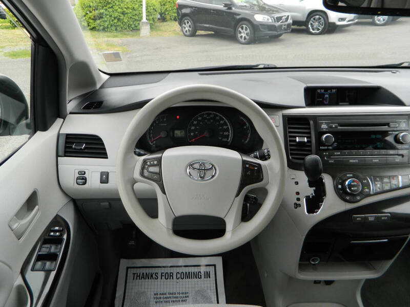 2013 Toyota Sienna LE 8-Passenger