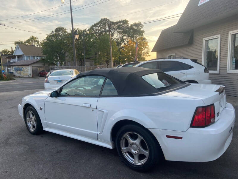 2004 Ford Mustang Deluxe