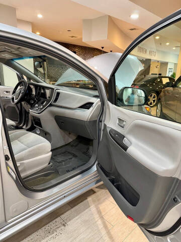 2017 Toyota Sienna LE 8-Passenger