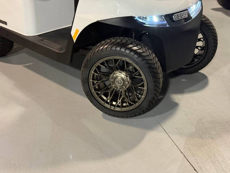 2025 E-Z-GO RXV ELiTE