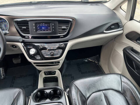 2017 Chrysler Pacifica Touring-L