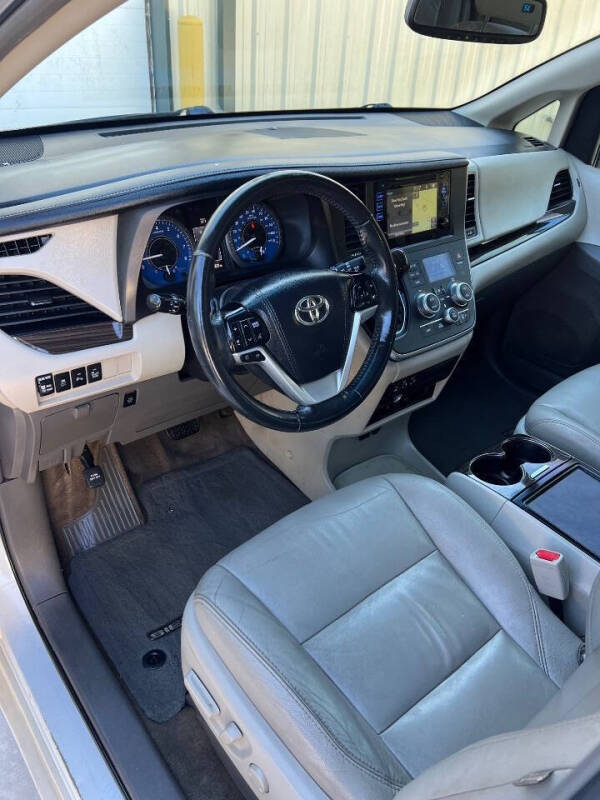 2017 Toyota Sienna XLE 7-Passenger Auto Access Seat