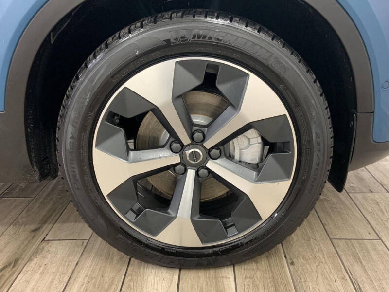 2023 Volvo XC40 B4 Ultimate Dark Theme
