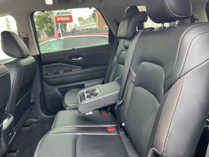 2022 Nissan Pathfinder SL