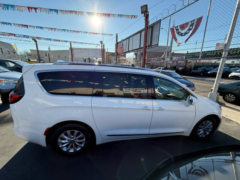 2018 Chrysler Pacifica Touring L photo 4