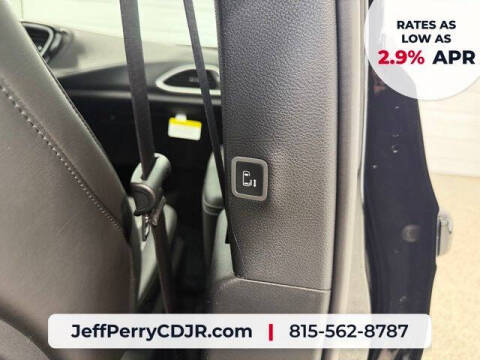 2027 Chrysler Pacifica Select