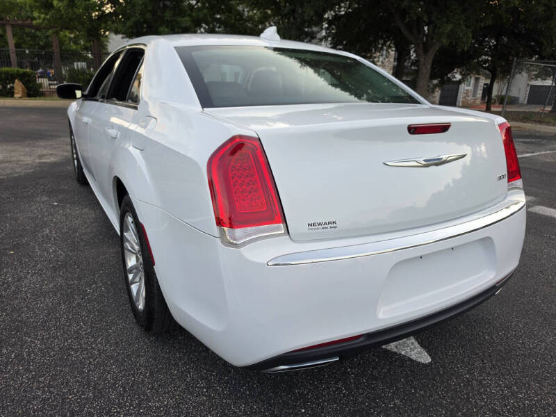 2017 Chrysler 300 Limited