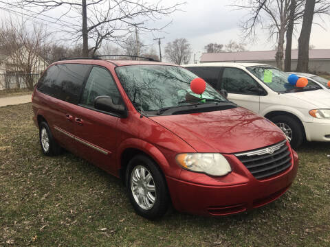 2006 Chrysler Town and Country for sale at Antique Motors in Plymouth IN