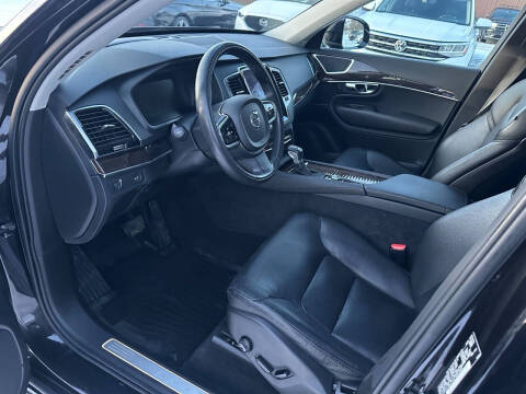 2016 Volvo XC90 T6 Momentum