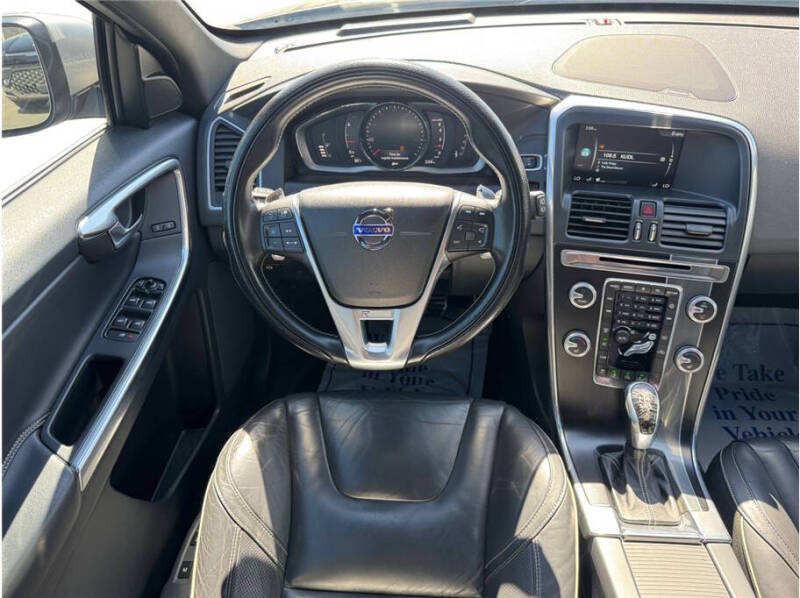 2017 Volvo XC60 T6 R-Design