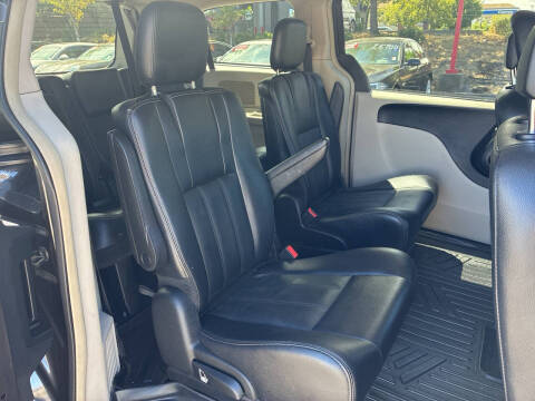 2016 Chrysler Town and Country Touring