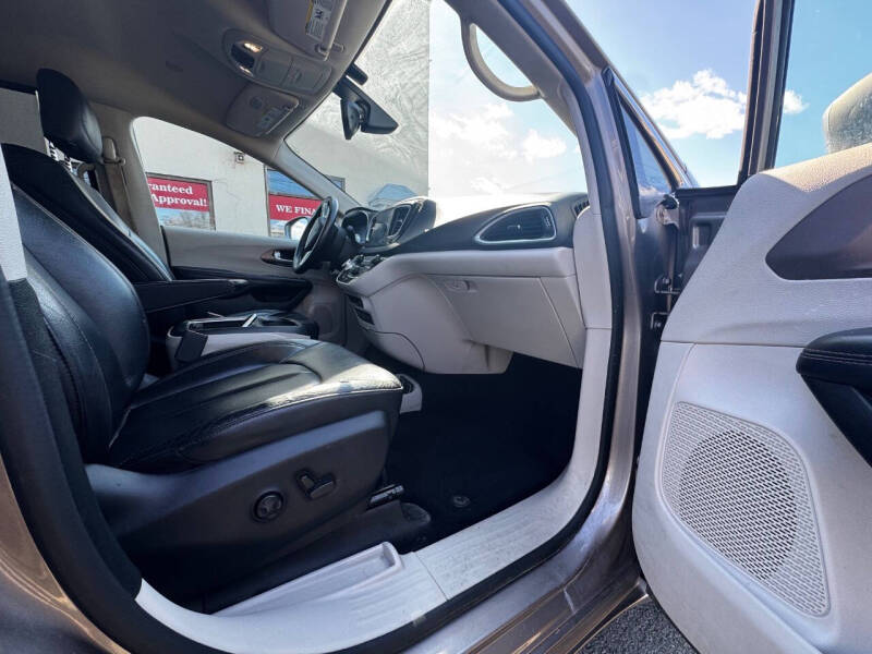 2017 Chrysler Pacifica Touring-L Plus