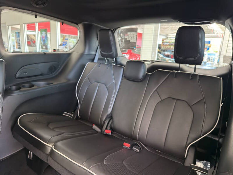 2027 Chrysler Pacifica Limited