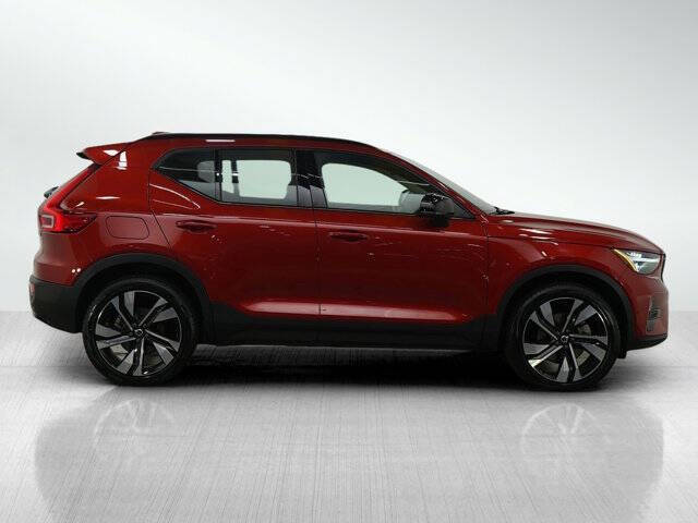 2023 Volvo XC40 B5 Ultimate Dark Theme