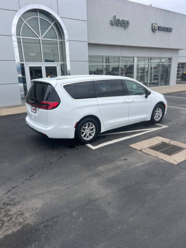 2026 Chrysler Pacifica Select