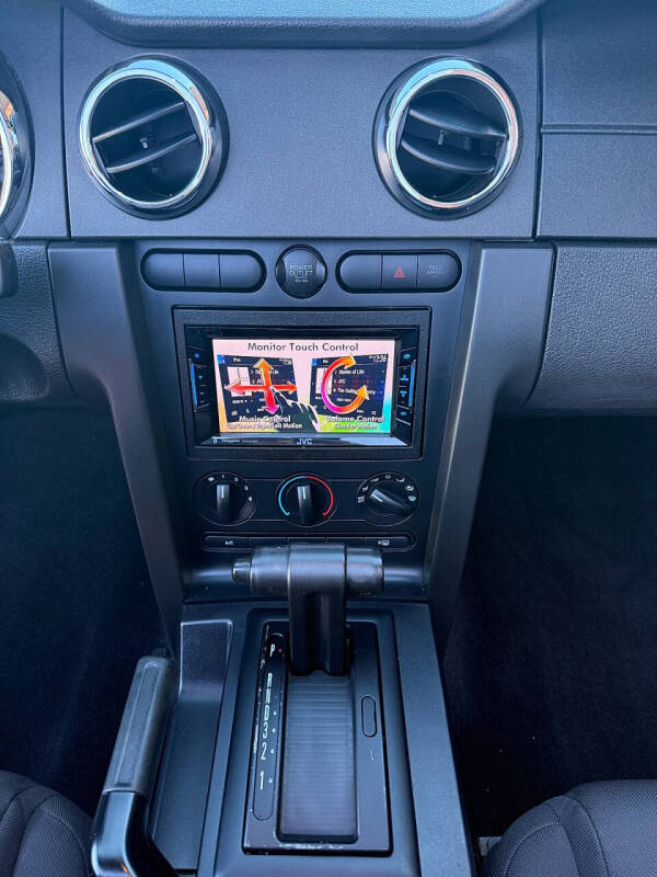 2006 Ford Mustang V6 Deluxe