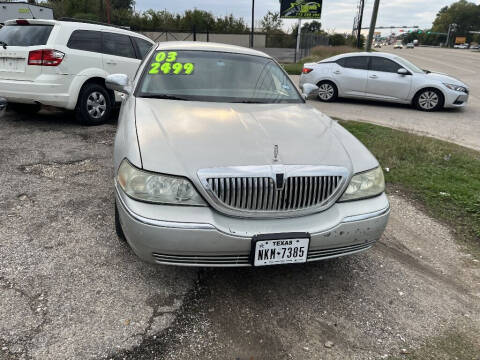 2003 Lincoln Town Car for sale at SCOTT HARRISON MOTOR CO in Houston TX