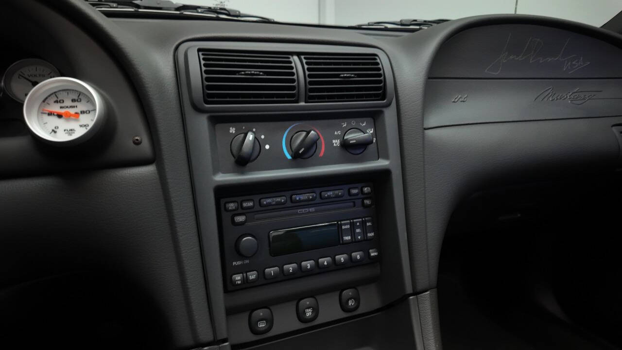 2004 Ford Mustang 43