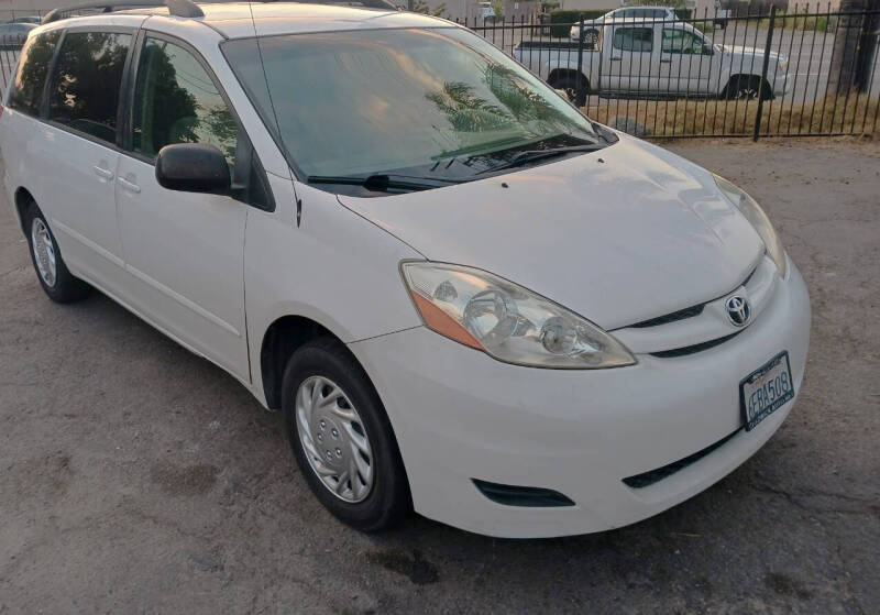 2008 Toyota Sienna LE photo 2