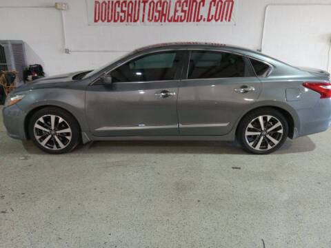 2016 Nissan Altima for sale at DOUG'S AUTO SALES INC in Pleasant View TN