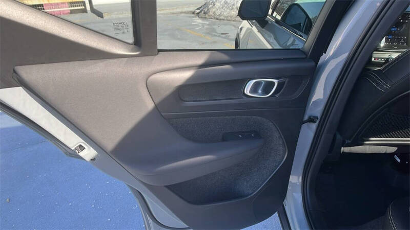 2025 Volvo XC40 B5 Plus Dark Theme