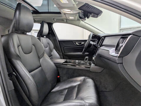 2023 Volvo S60 Recharge T8 Core Dark Theme